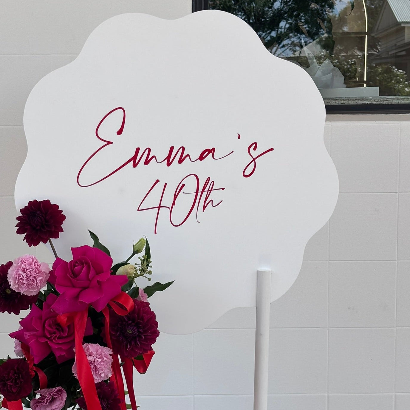 600mm Wavy Circle Sign Hire + Decal Package (72hrs Notice Required)